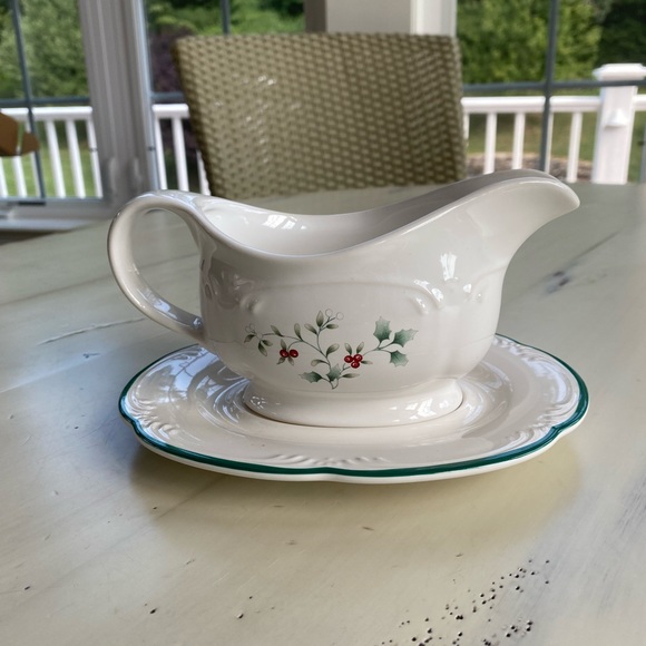 VTG Pfaltzgraff Winterberry Holiday 🎄 Gravy Boat - Picture 11 of 12